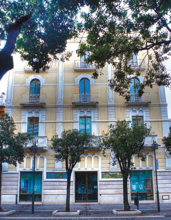 Facciata della Maison des Arts di Pescara, sede della mostra fotografica Żoonòsi di Stefano Schirato