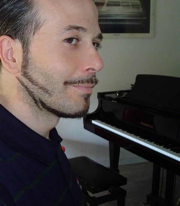 Ritratto d'archivio del pianista jazz Marco Di Battista, protagonista del trio AABA-cadabra a Tocco da Casauria; non è una foto del concerto