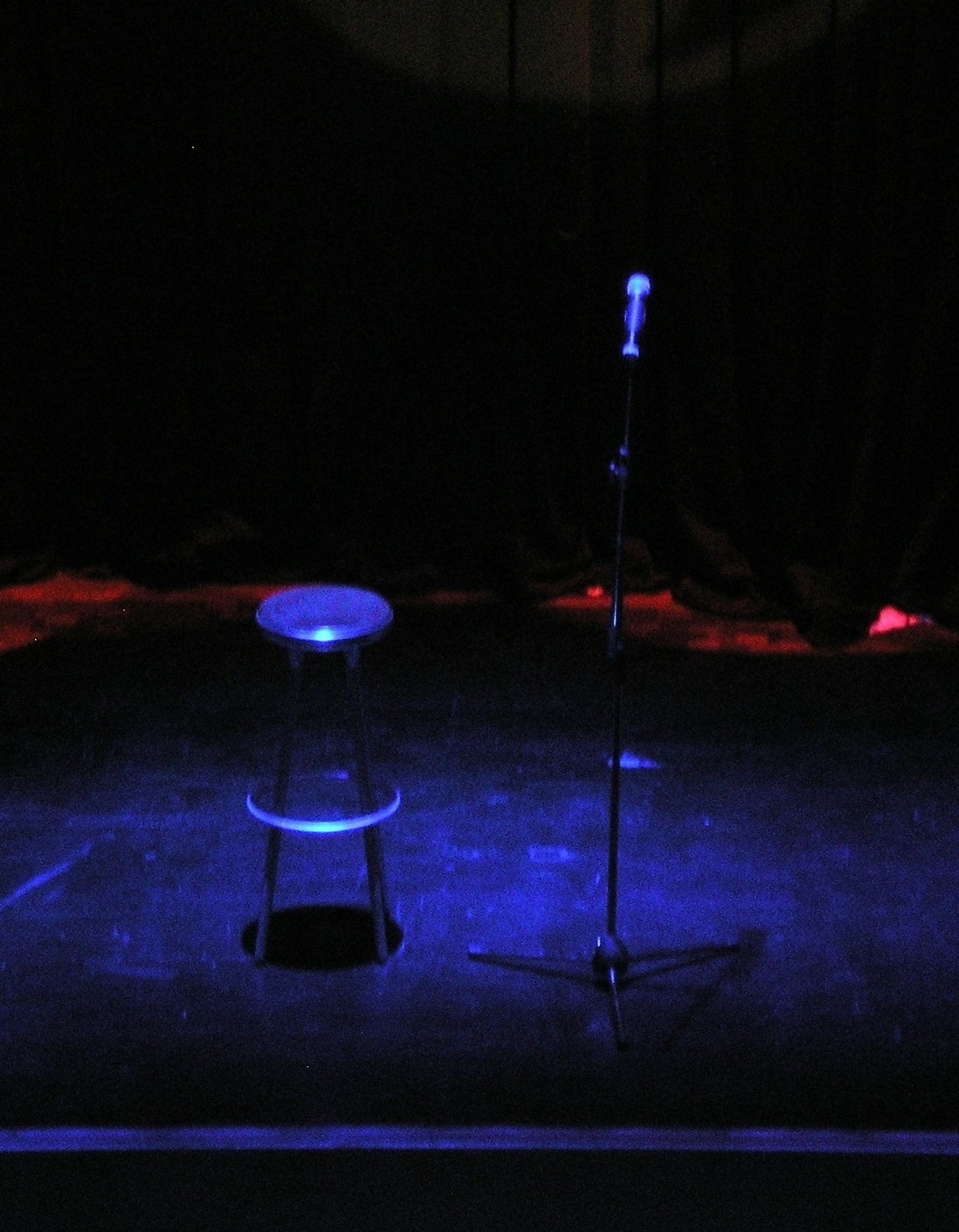 Palco vuoto allestito per uno spettacolo di stand-up comedy, immagine illustrativa e non dello show di Mattia Alfieri